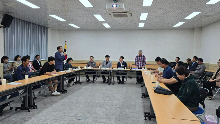 국회 행정안전위원장 신정훈 의원(더불어민주당·나주·화순)은 추석 연휴 마지막 날인 9일, 여름철 극한호우로 피해를 본 함평천지전통시장을 약 두 달 만에 다시 찾아, 상인들의 현장 어려움을 경청했다. 신정훈 의원실 제공