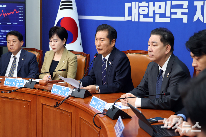더불어민주당 정청래 대표가 10일 서울 여의도 국회에서 열린 최고위원회의에서 발언을 하고 있다. 