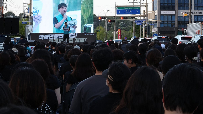 서울 서초구 초등학교에서 신규 교사가 스스로 목숨을 끊은 '서이초 사건'을 계기로 열렸던 '공교육 멈춤의 날' 2주년인 9월 4일, 전국교직원노동조합 전북지부가 전주시 덕진구 전미동의 한 도로에서 집회를 열고 "교육공동체 파괴하는 악성민원인 처벌하라"고 촉구하고 있다. 연합뉴스