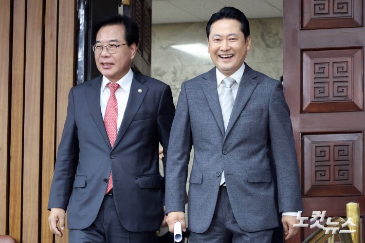 국민의힘 장동혁 대표와 송언석 원내대표가 10일 서울 여의도 국회에서 열린 지방선거총괄기획단 임명장 수여식 및 제1차 전체회의에 참석하고 있다.