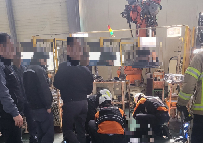 전북 군산시 소룡동의 한 자동차부품제조 공장에서 발생한 끼임 사고 모습. 기사와 직접적인 연관 없음. 전북소방본부 제공