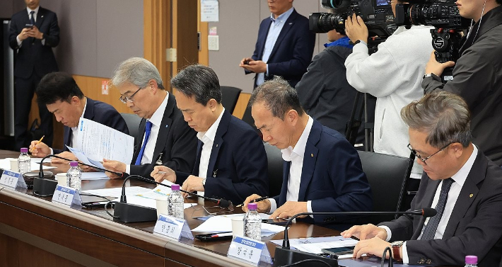 김병환 금융위원회 위원장 주재로 7일 서울 종로구 정부서울청사에서 열린 금융 상황 점검 회의에 5대 금융지주 회장인 (왼쪽부터)함영주 하나금융지주, 임종룡 우리금융지주, 진옥동 신한금융지주, 양종희 KB금융지주, 강석훈 한국산업은행 회장이 참석해 있다. 연합뉴스