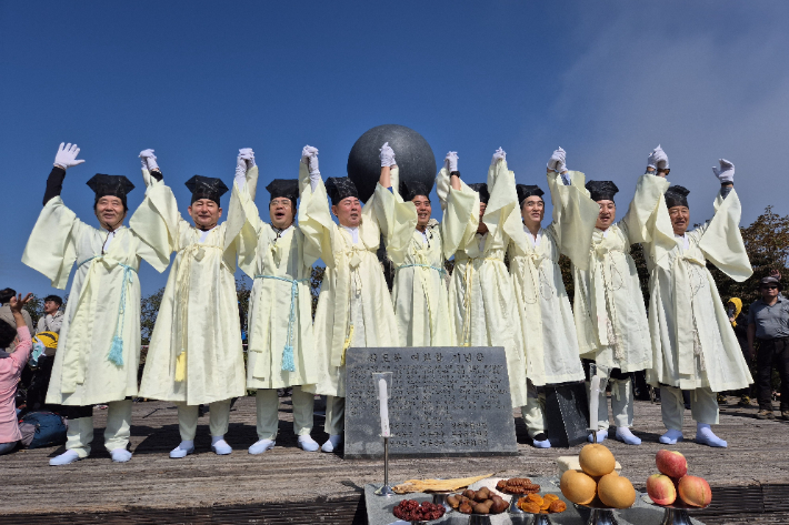 10일 전북 무주 민주지산 삼도봉에서 열린 삼도봉 만남의 날 행사에서 무주, 경북 김천, 충북 영동 부단체장 등이 손을 맞잡고 있다. 무주군 제공
