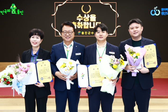 손병복 울진군수가 민원행정 친절·처리 우수공무원들에게 상장을 전달하고 있다. 울진군 제공