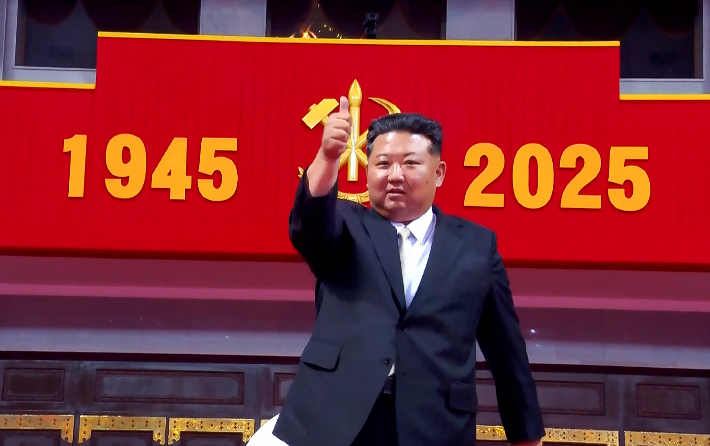 김정은 북한 국무위원장이 지난 9일 평양 5월 1일경기장에서 열린 노동당 창건 80주년 경축 대집단체조와 예술공연 '조선로동당 만세'가 끝난 뒤 엄지를 치켜들며 만족을 표시하고 있다. 연합뉴스