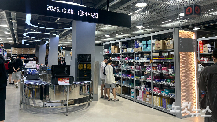광주시 광산구의 창고형 약국' 내부. 시민들이 의약품을 직접 고르고 있다. 김한영 기자
