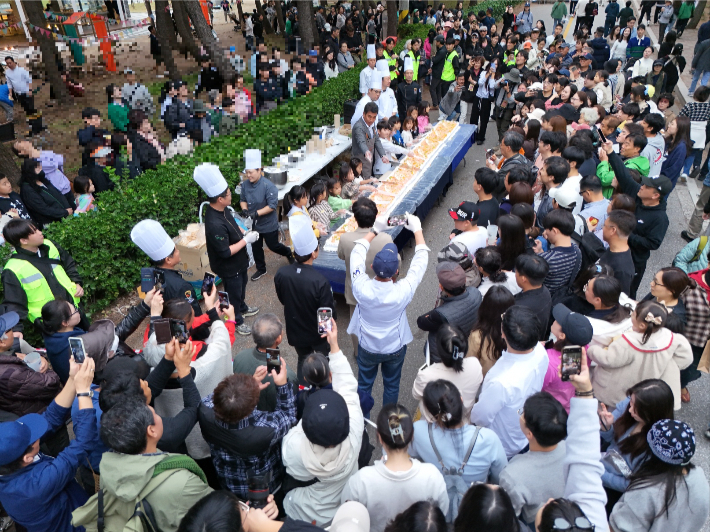 지난해 열린 강릉커피축제 행사장을 찾은 시민과 관광객들. 강릉시 제공