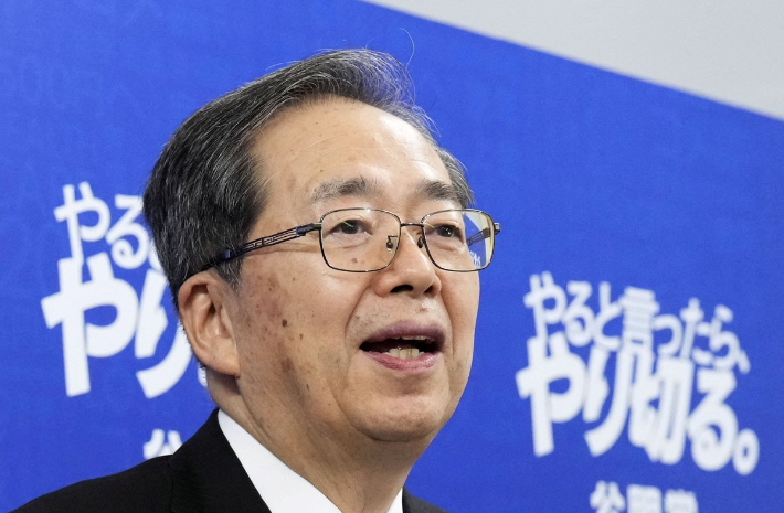 일본 공명당 사이토 데쓰오 대표가 자민당과 합의가 무산된 이후 취재진 질문에 답하고 있다. 연합뉴스