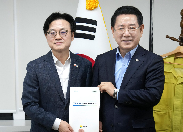 김영록 전라남도지사가 10일 오전 정부서울청사에서 김정관 산업통상부 장관과 면담을 갖고 석유화학·철강 산업 대전환 메가 프로젝트 등 전남도 핵심 사업 해결을 위한 건의 및 협조를 요청하고 있다. 전라남도 제공