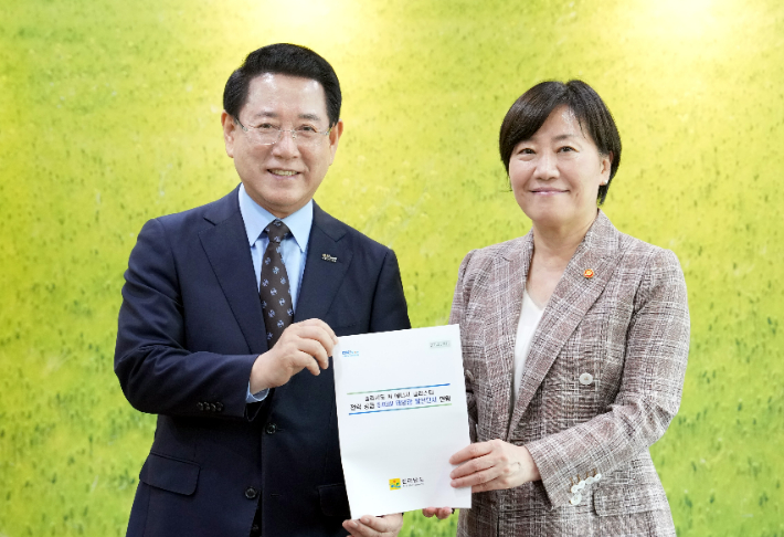 김영록 전라남도지사가 10일 오후 정부 세종청사에서 송미령 농림축산식품부 장관과 면담을 갖고 전남 주요 현안 사업에 대해 건의를 하고 있다. 전라남도 제공
