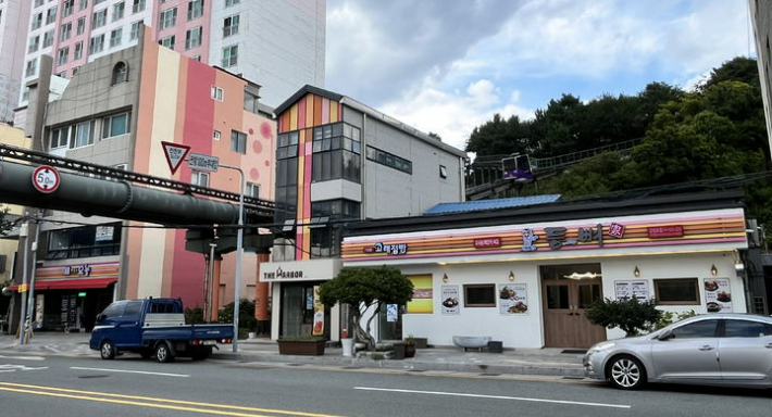 울산 남구는 최근 장생포 색채마을 경관 개선 사업을 완료했다. 남구청 제공