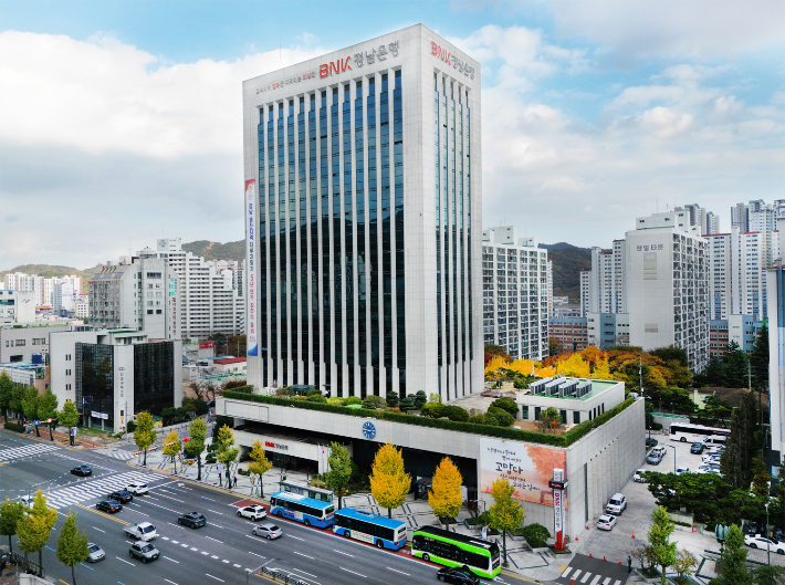 BNK경남은행 본점 전경. BNK경남은행 제공 