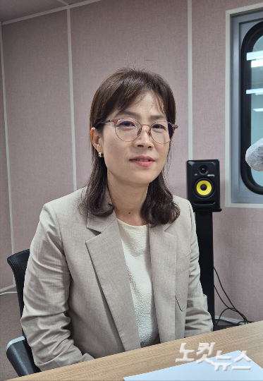 강원CBS.강원영동CBS 시사프로그램 <최진성의 위클리오늘>에 출연한 아름다운 가게 허재숙 강원본부장. 강민주 PD