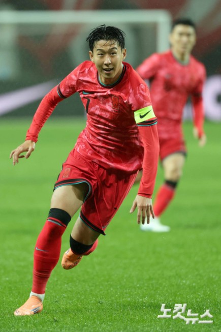 10일 서울월드컵경기장에서 열린 축구 국가대표팀 친선경기 대한민국과 브라질의 경기에서 손흥민이 문전쇄도 하고 있다.
