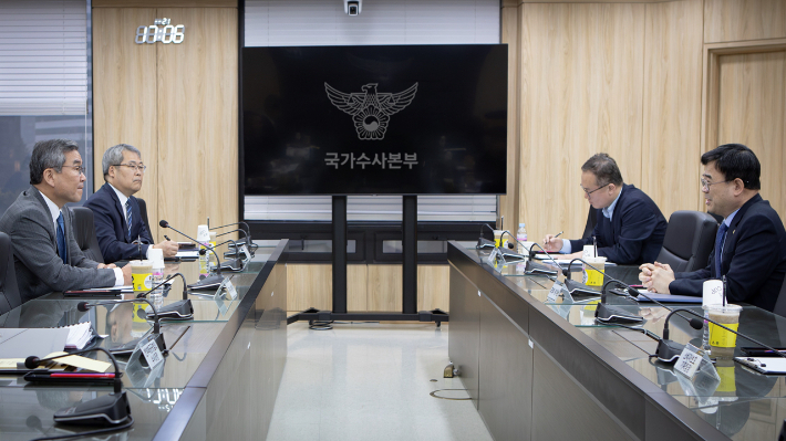 국토교통부 이상경 1차관(우측)은 지난 10일 경찰청을 찾아 박성주 국가수사본부장과 간담회를 갖고 부동산 범죄행위 근절에 대한 양 기관간 협조 방안을 논의했다고 국토부가 밝혔다. 국토부 제공