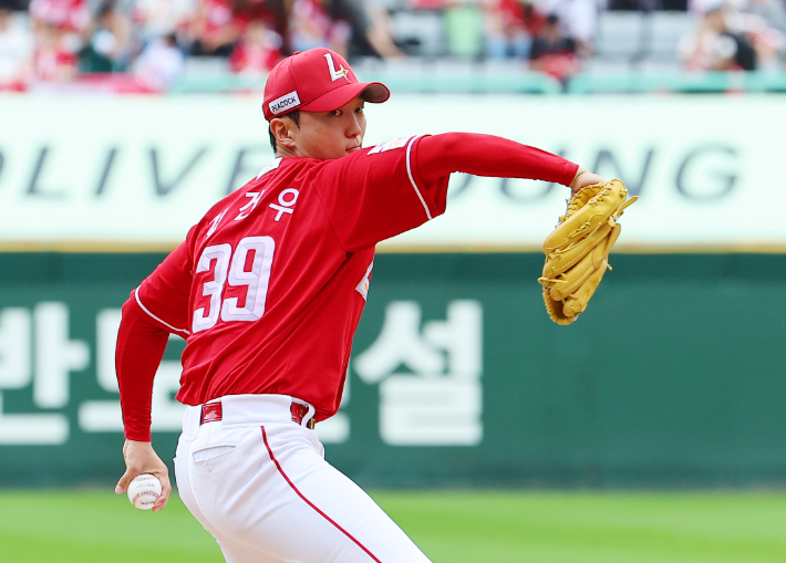 11일 인천 SSG 랜더스 필드에서 열린 2025 프로야구 KBO 리그 포스트 시즌 준플레이오프 2차전 삼성 라이온즈와 SSG 랜더스의 경기. SSG 선발 투수 김건우가 역투하고 있다. 연합뉴스