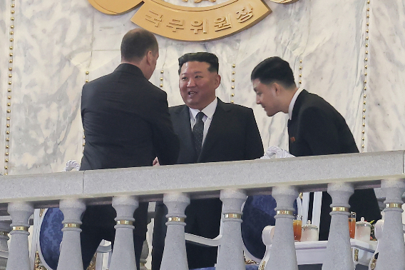 지난 10일 김일성광장에서 노동당 창건 80주년 경축 열병식이 성대히 거행됐다고 조선중앙통신이 11일 보도했다. 연합뉴스