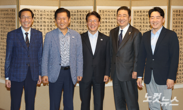 김민석 국무총리와 정청래 더불어민주당 대표, 김병기 원내대표, 우상호 정무수석, 강훈식 대통령 비서실장이 지난달 14일 오후 서울 종로구 삼청동 총리 공관에서 열린 당정대 고위급 만찬회동에서 기념촬영을 하고 있다. 황진환 기자