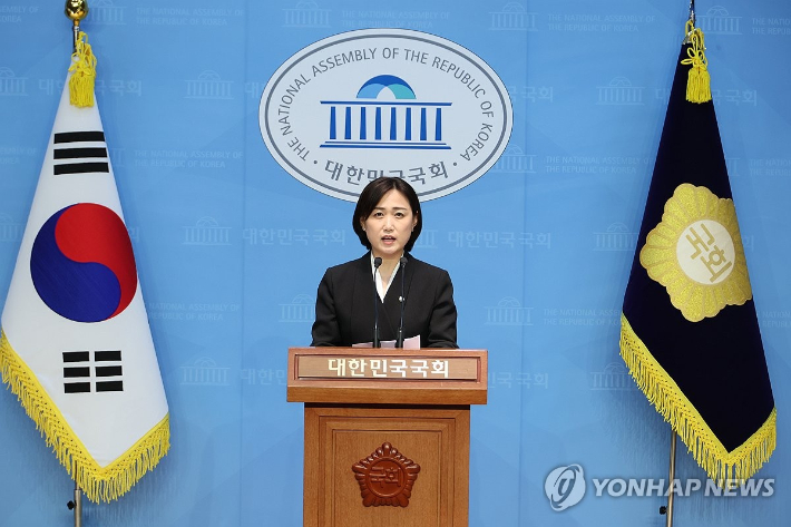 (서울=연합뉴스) 김주성 기자 = 더불어민주당 교육특별위원장인 백승아 의원이 16일 서울 여의도 국회 소통관에서 기자회견을 열고 당론으로 추진하기로 한 '하늘이법' 입법 방향을 설명하고 있다. 2025.2.16 utzza@yna.co.kr 연합뉴스