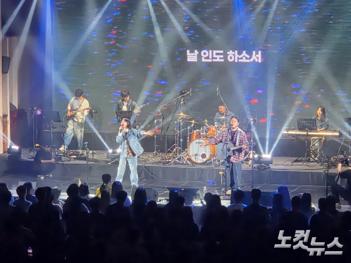 11일 저녁 전주비전대 문화체육관에서 열린 전북CBS '한밤의 프레이즈 2025'에서 HISPLAN이 노래하고 있다. 최명국 기자