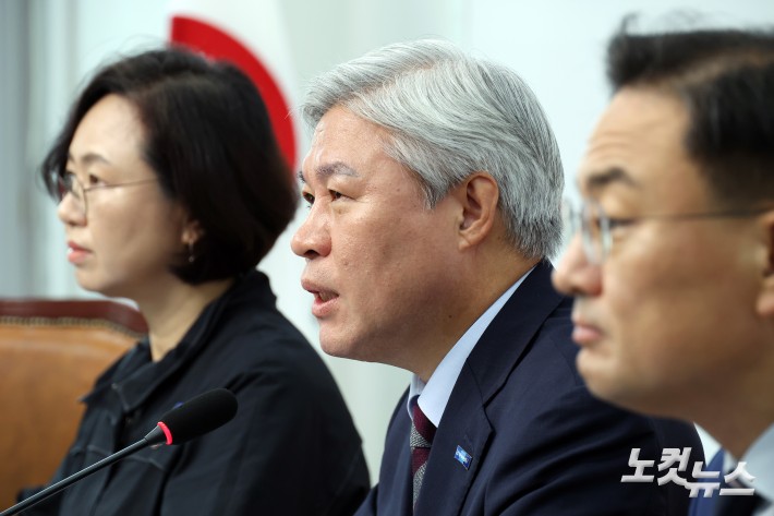 조국혁신당 서왕진 원내대표가 12일 서울 여의도 국회에서 열린 내란 청산·민생대책 등 국정감사 전략, 사법·정치개혁 등 기타 현안 관련 기자간담회에서 발언을 하고 있다.