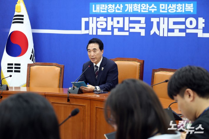 더불어민주당 박수현 수석대변인이 12일 서울 여의도 국회에서 현안 관련 기자간담회를 갖고 있다.