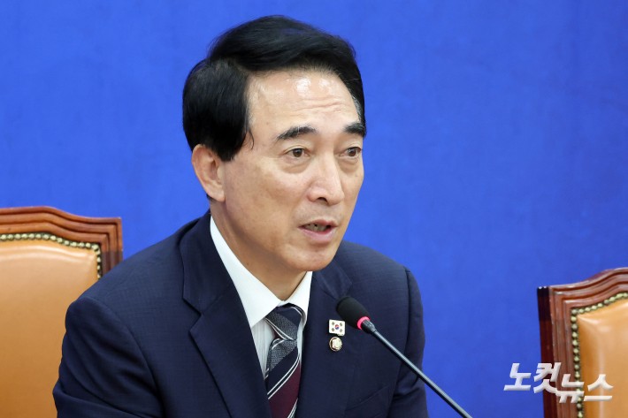 더불어민주당 박수현 수석대변인이 12일 서울 여의도 국회에서 현안 관련 기자간담회를 갖고 있다.