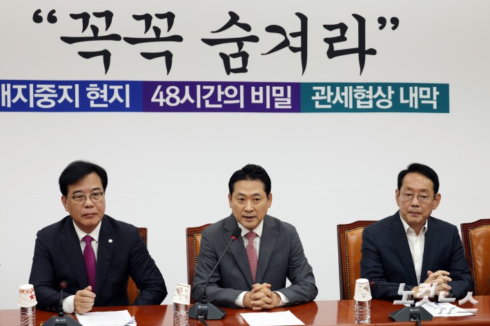 국민의힘 장동혁 대표가 12일 서울 여의도 국회에서 열린 기자간담회에서 발언을 하고 있다.