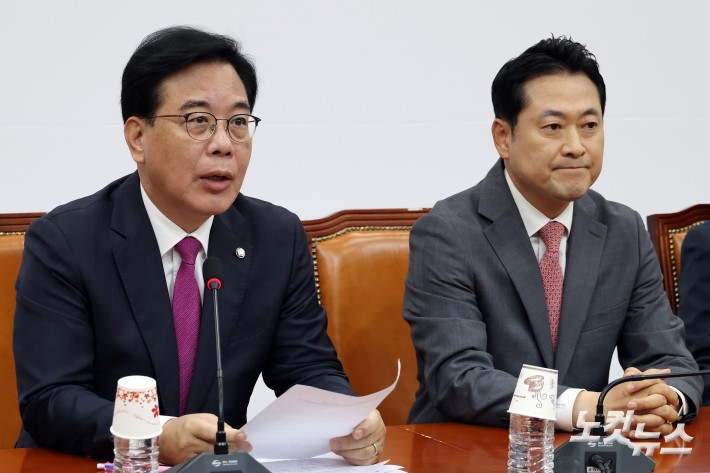 국민의힘 송언석 원내대표가 12일 서울 여의도 국회에서 열린 기자간담회에서 발언을 하고 있다.