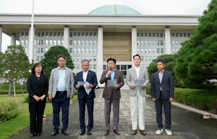 제주도와 민주당 제주도당, 제주4.3희생자유족회가 12일 오후 1시 국회에서 기자회견을 열어 국민의힘 장동혁 대표의 제주4.3 역사 왜곡 발언을 규탄헀다. 제주도 