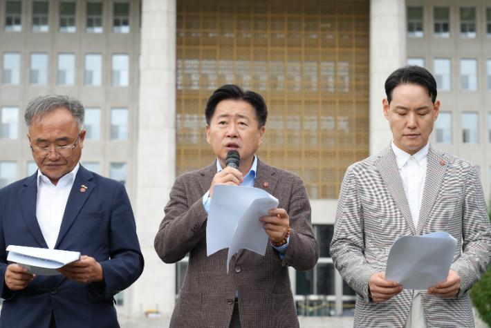 오영훈 제주지사(가운데)와 김한규 민주당 제주도당 위원장(오른쪽), 김창범 제주4.3희생자유족회장(왼쪽)은 12일 오후 1시 국회에서 기자회견을 열어 국민의힘 장동혁 대표의 제주4.3 역사 왜곡 발언을 규탄헀다. 제주도청 제공
