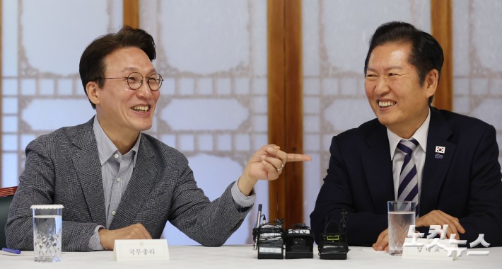 김민석 국무총리와 정청래 더불어민주당 대표가 12일 서울 종로구 삼청동 국무총리 서울공관에서 열린 제4차 고위당정협의회에 앞서 인사를 나누고 있다.