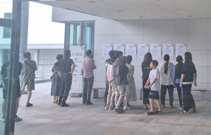 추모글 전시회. 창원시설공단 제공