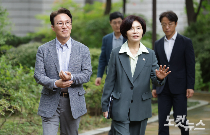 김민석 국무총리(왼쪽)와 한정애 더불어민주당 정책위의장이 12일 오후 서울 종로구 국무총리공관에서 열린 고위당정협의회에 참석하기 위해 회의장으로 향하고 있다. 윤창원 기자