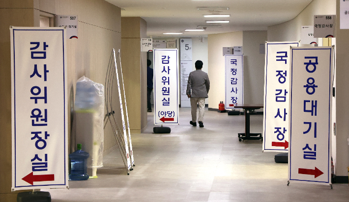 이재명 정부 들어 첫 국정감사를 앞둔 12일 정부세종청사 과학기술정보통신부에 마련된 국회 과방위 국정감사장에서 직원들이 막바지 준비에 한창이다. 연합뉴스