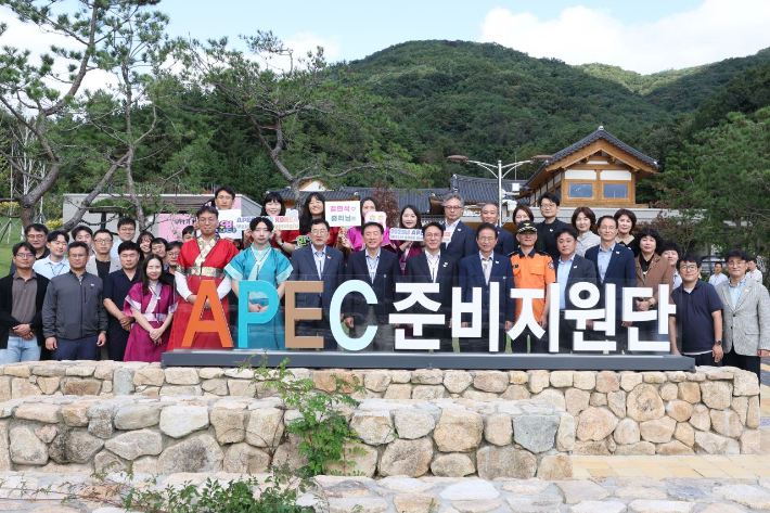 김민석 국무총리가 10일 경주 APEC준비지원단에서 APEC 정상회의 현장 근무자들과 기념촬영을 하고 있다. 총리실 제공
