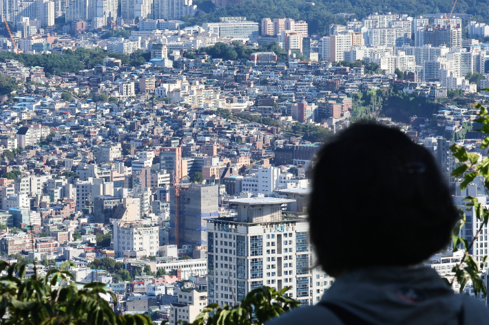 서울 등 수도권 집값이 다시 가파른 오름세를 보이는 가운데 8일 서울 남산에서 바라본 아파트 및 주택단지들. 연합뉴스