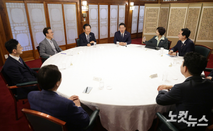 김민석 국무총리가 12일 서울 종로구 삼청동 국무총리 서울공관에서 열린 제4차 고위당정협의회에 앞서 강훈식 대통령 비서실장, 정청래 더불어민주당 대표, 김병기 원내대표 등과 함께 대화를 나누고 있다. 윤창원 기자