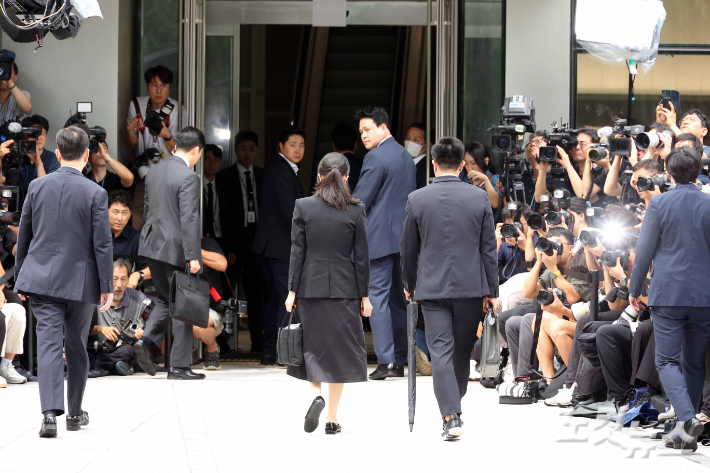 윤석열 전 대통령의 부인 김건희 씨가 지난 8월 6일 오전 서울 종로구 KT 광화문빌딩 웨스트에 마련된 민중기 특별검사 사무실로 출석하고 있다. 사진공동취재단