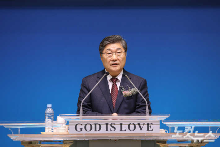 총회장 장봉생 목사가 설교를 전하고 있다.