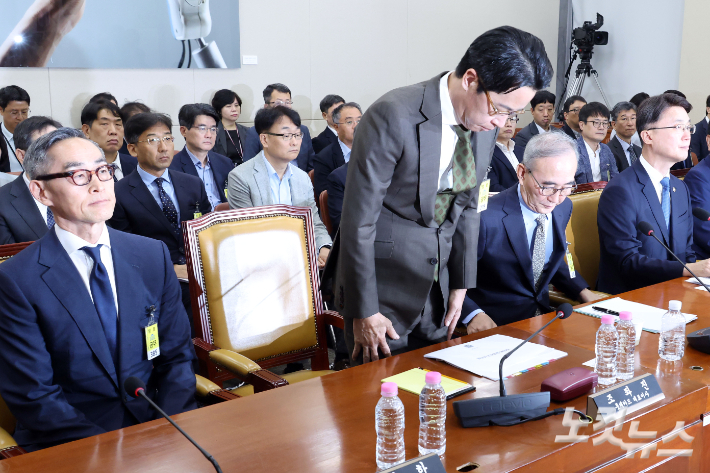 지난달 24일 서울 여의도 국회 과학기술정보방송통신위원회에서 열린 대규모 해킹사고(통신·금융) 관련 청문회에 출석한 조좌진 롯데카드 대표이사가 고개숙여 인사를 하고 있다. 윤창원 기자