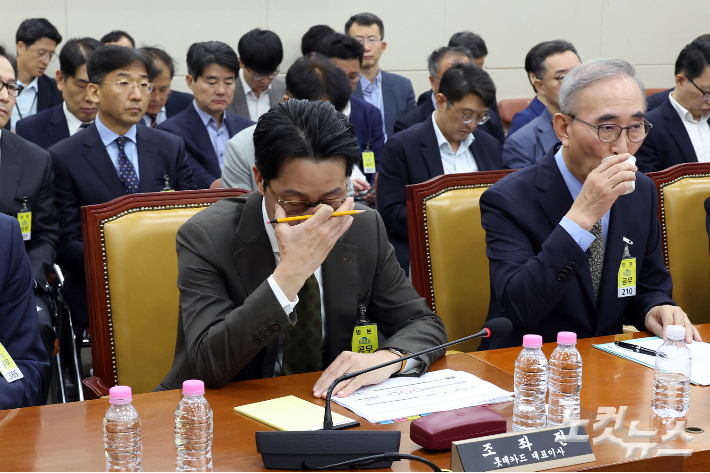지난달 24일 서울 여의도 국회 과학기술정보방송통신위원회에서 열린 대규모 해킹사고(통신·금융) 관련 청문회에 출석한 (왼쪽부터)조좌진 롯데카드 대표이사, 김영섭 KT대표이사. 윤창원 기자