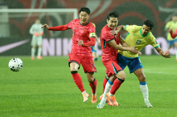 10일 서울월드컵경기장에서 열린 축구 국가대표팀 친선경기 대한민국과 브라질의 경기에서 이강인이 더글라스 산토스에게 저지당하고 있다 박종민 기자