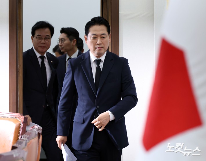 회의실 들어선 장동혁-송언석