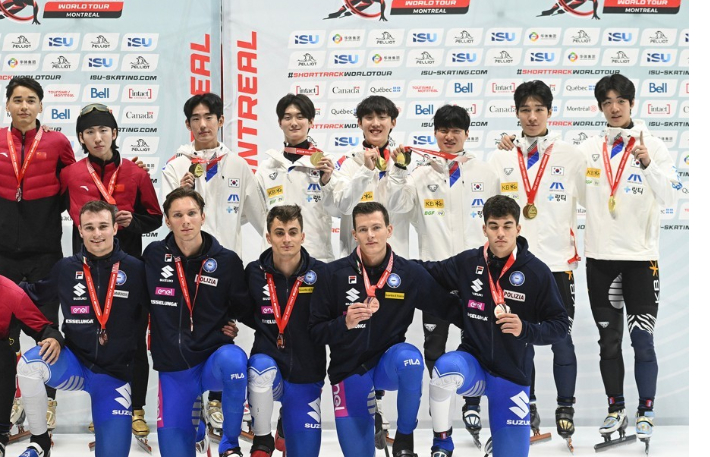 한국 쇼트트랙 남자 대표팀은 13일(한국 시각) 2025-2026 국제빙상경기연맹(ISU) 쇼트트랙 월드 투어 1차 대회 계주 우승을 차지한 뒤 시상식에 나선 모습. 연합뉴스