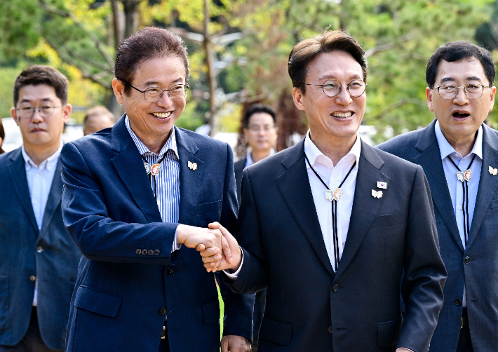 APEC 정상회의를 앞두고 경주를 찾은 김민석 국무총리가 이철우 경북지사와 반갑게 인사하고 있다. 경북도 제공