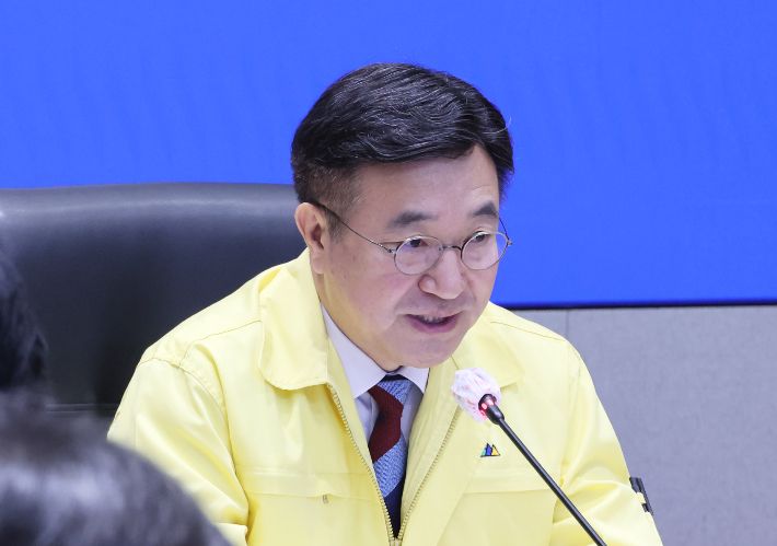 윤호중 행정안전부 장관이 13일 서울 종로구 정부서울청사 상황센터에서 국가정보자원관리원 행정정보시스템 화재 관련 중앙재난안전대책본부 11차 회의를 주재하며 발언하고 있다. 연합뉴스