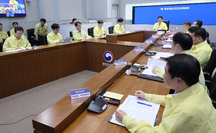 윤호중 행정안전부 장관이 13일 서울 종로구 정부서울청사 상황센터에서 국가정보자원관리원 행정정보시스템 화재 관련 중앙재난안전대책본부 11차 회의를 주재하고 있다. 연합뉴스