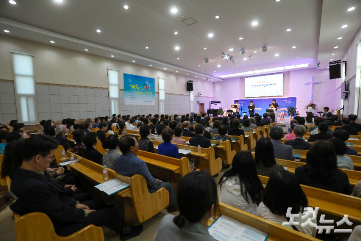남전교회 예배당을 가득 채운 함인원 목사 취임예배 현장. 최화랑 기자