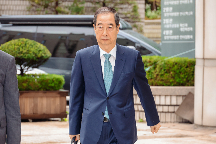 내란 우두머리 방조 혐의를 받는 한덕수 전 국무총리가 13일 서울 서초구 서울중앙지법에서 열린 내란 우두머리 방조, 위증, 허위공문서 작성 및 행사 등 혐의 사건 재판에 출석하고 있다. 연합뉴스